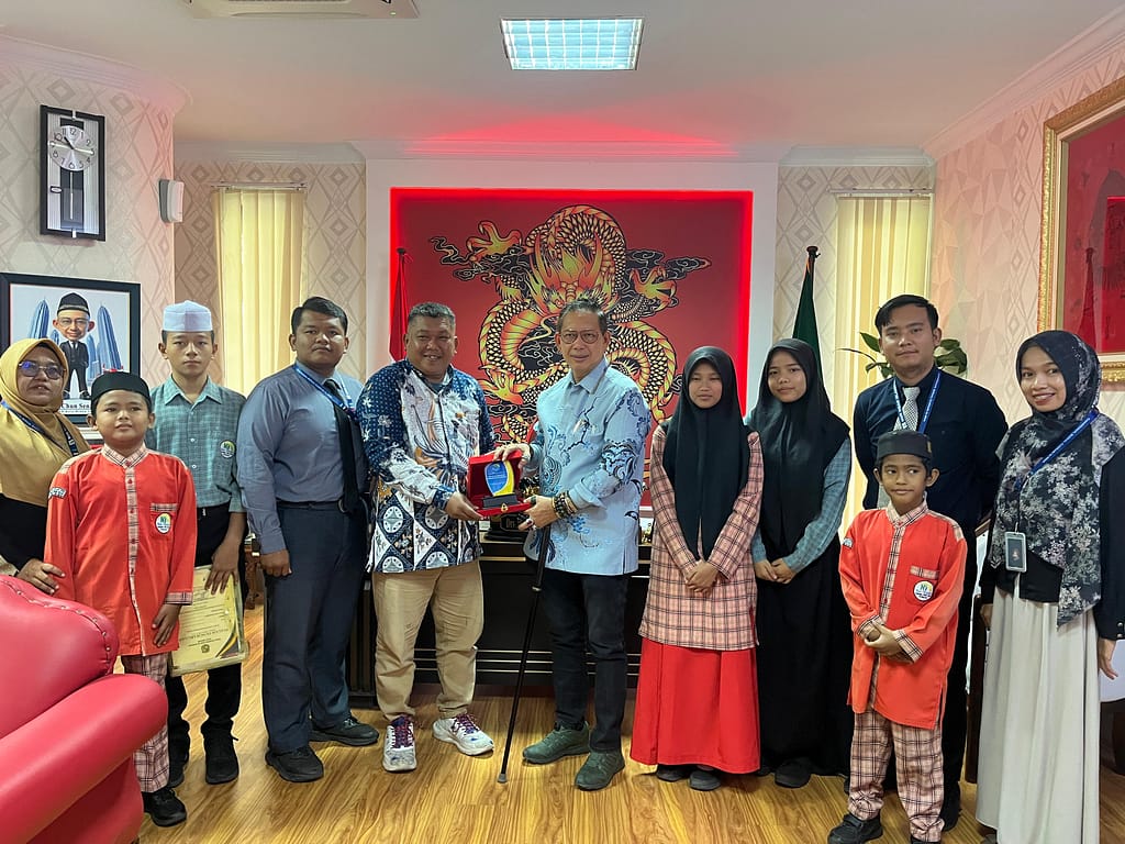 NUR IHSAN MELAKSANAKAN KUNJUNGAN SILATURAHMI DENGAN KETUA DPRD KOTA MEDAN WhatsApp Image 2025 07 03 At 12.49.07 06bd0d0e 1024x768