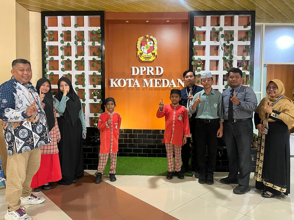 NUR IHSAN MELAKSANAKAN KUNJUNGAN SILATURAHMI DENGAN KETUA DPRD KOTA MEDAN WhatsApp Image 2025 07 03 At 17.35.46 774cb988 1024x768