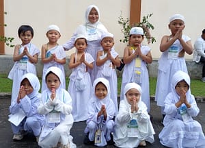 Anak TK Nur Ihsan Antusias Melaksanakan Manasik Haji Meski Gerimis IMG_20241015_095031