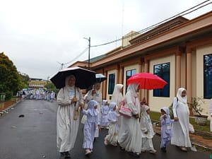 Anak TK Nur Ihsan Antusias Melaksanakan Manasik Haji Meski Gerimis IMG_20241015_100618