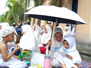 Anak TK Nur Ihsan Antusias Melaksanakan Manasik Haji Meski Gerimis snapedit_1729041770511